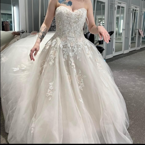 brand new never worn wedding dress.i am wearing the display dress.
